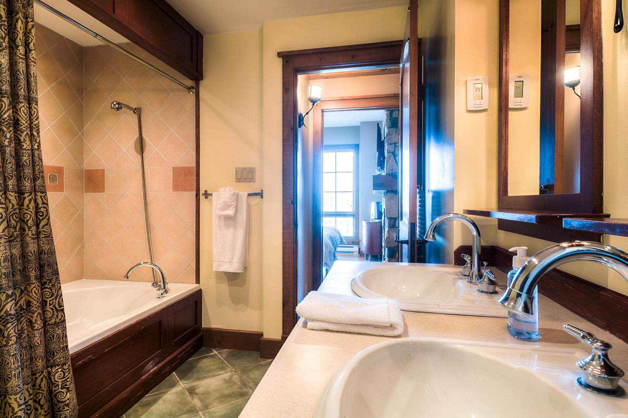 Luxurious Equinoxe Ski-In/Ski-Out Mont-Tremblant Exterior photo